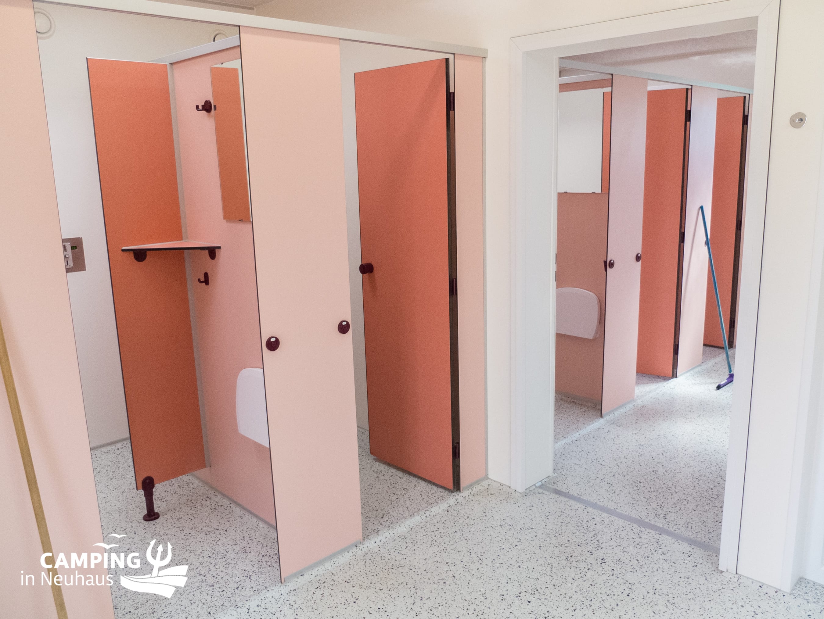  Duschen im Sanitärgebäude von Camping in Neuhaus 2