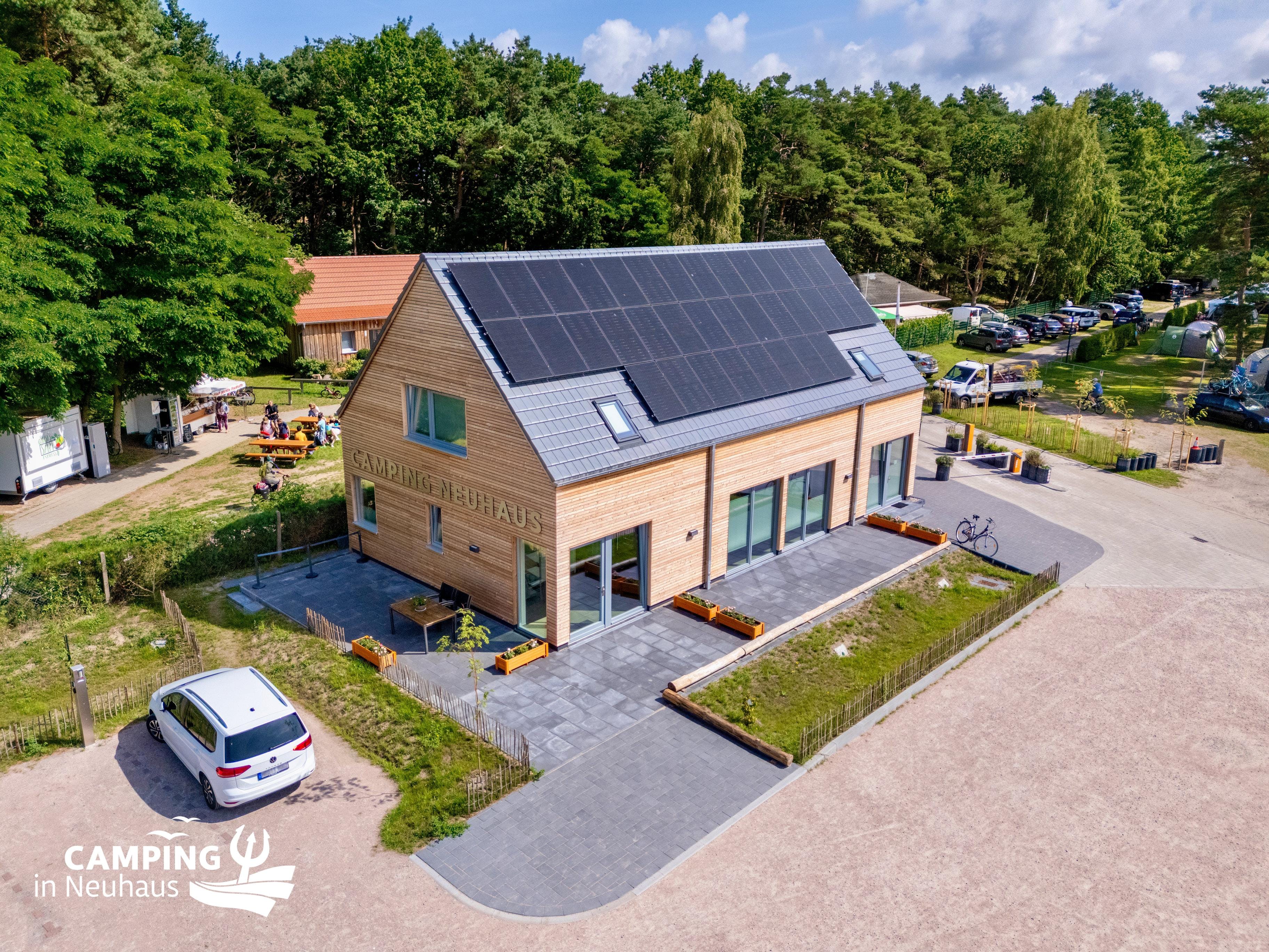 Einfahrtsbereich und Vorplatz von Camping in Neuhaus