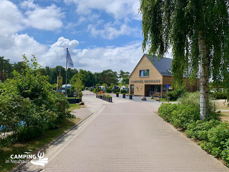 Einfahrtsbereich und Vorplatz von Camping in Neuhaus