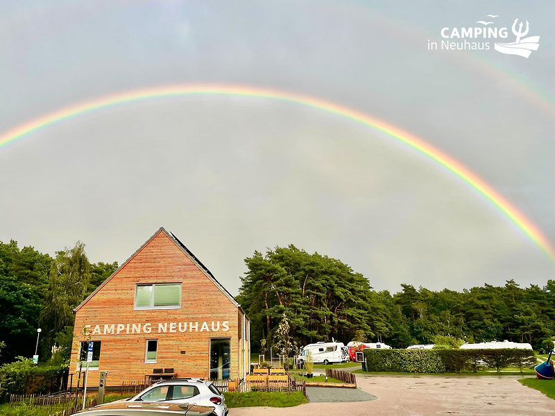 Regenbogen über Camping in Neuhaus