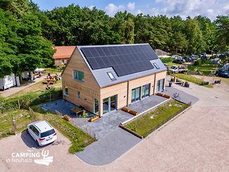 Einfahrtsbereich und Vorplatz von Camping in Neuhaus